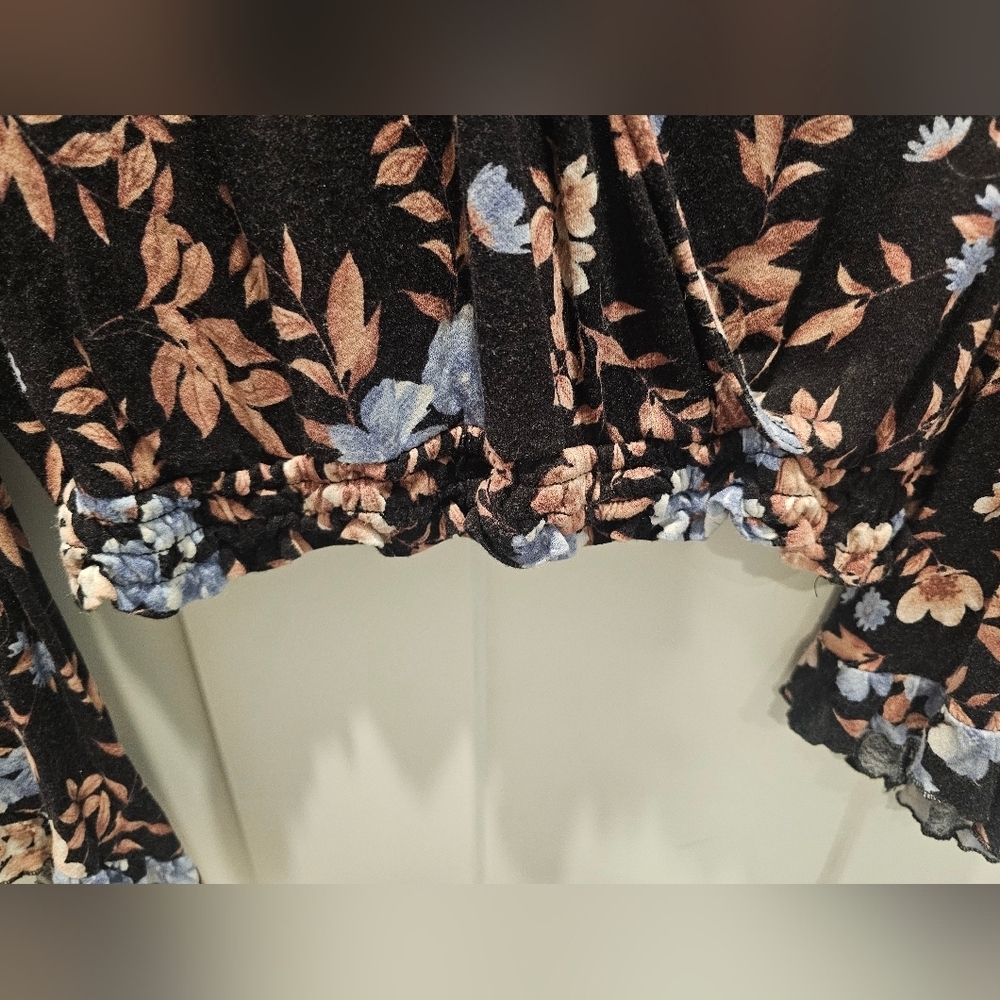 American Eagle Soft Sexy Crepe Floral Wrap Blouse XS Bell Sleeve Black Blue Tan - Picture 4 of 11